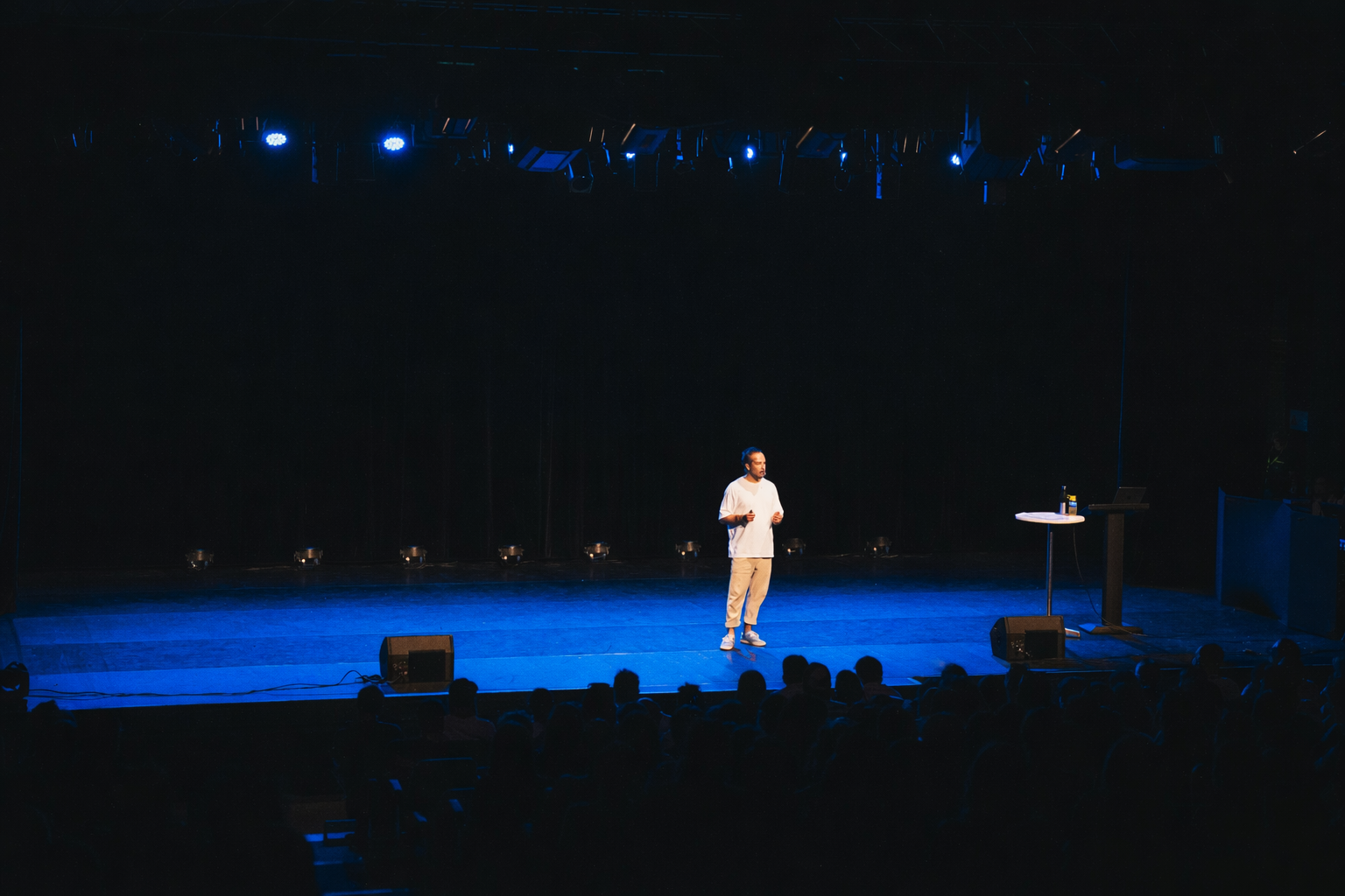 Alexis Gay en conférence sur scène
